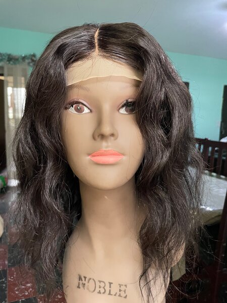 Perruque en dentelle ondulée