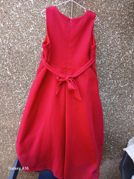 Robe rouge élégante fille