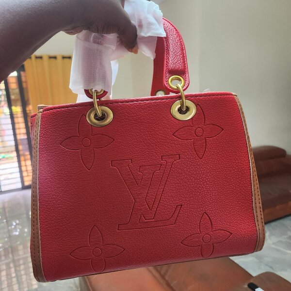 Sac à main cuir rouge chic