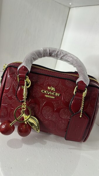 Sac à main rouge en cuir