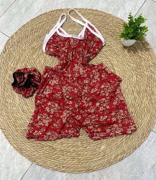 Pyjama à fleurs rouges