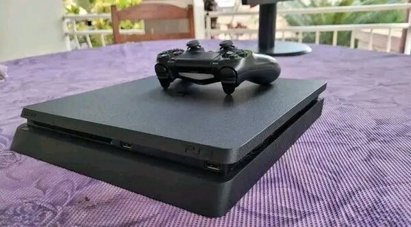 Ps4 slim craqué avec manette
