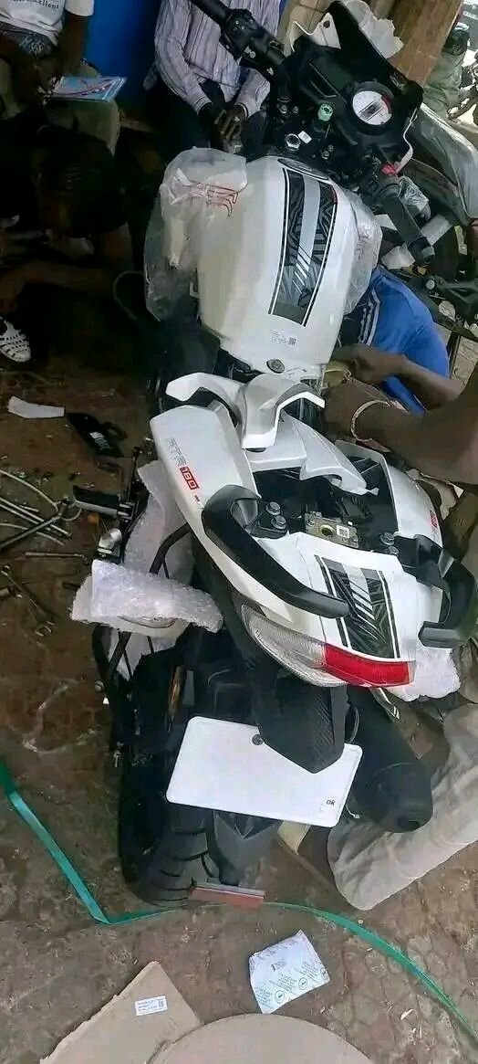 Moto sportive fraîchement livrée