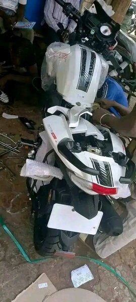 Moto sportive fraîchement livrée