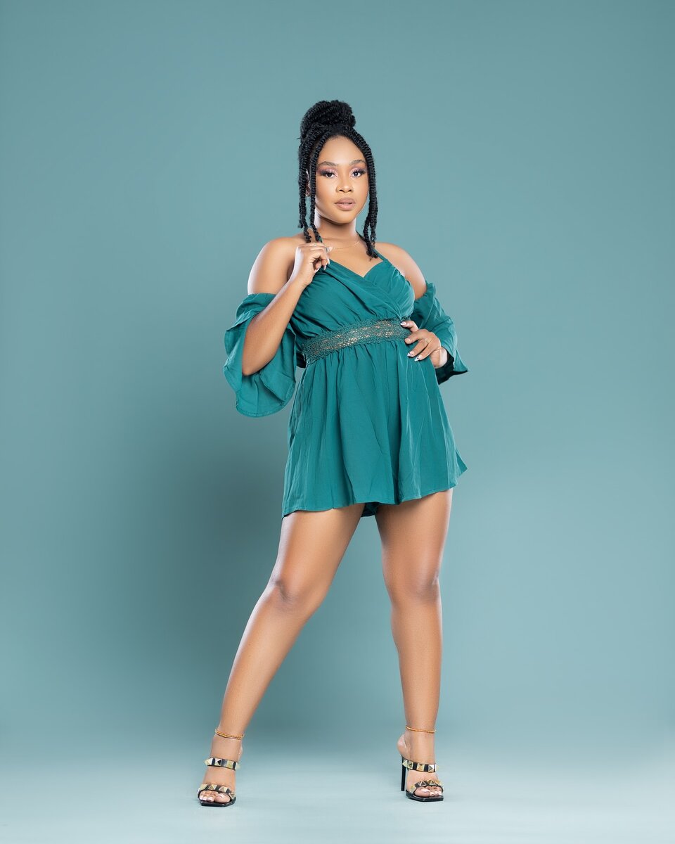 Women's green suit, short off-the-shoulder