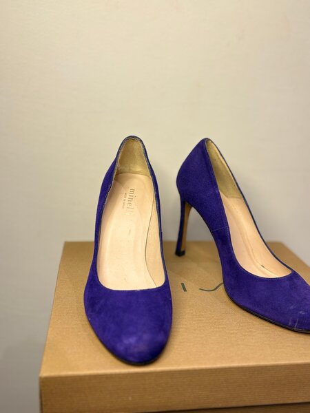 Escarpins en daim violet élégants