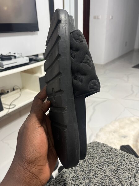 Sandales en caoutchouc noir élégantes