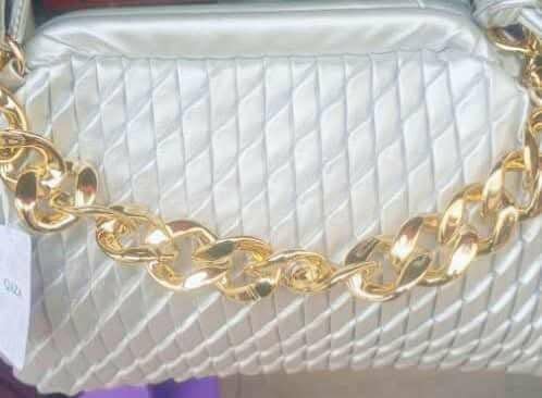 Sac à main avec chaîne dorée