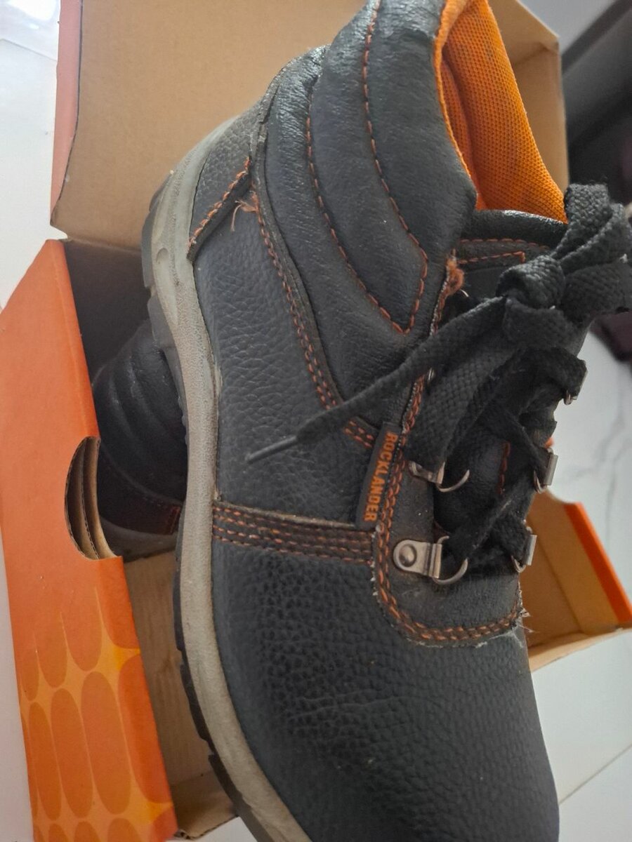 Preowned safety boots size 40