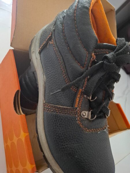 Preowned safety boots size 40