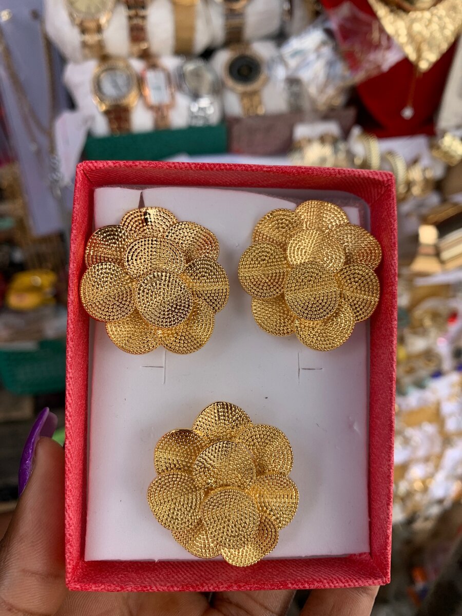 Boucle d’oreille et bague