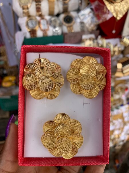 Boucle d’oreille et bague