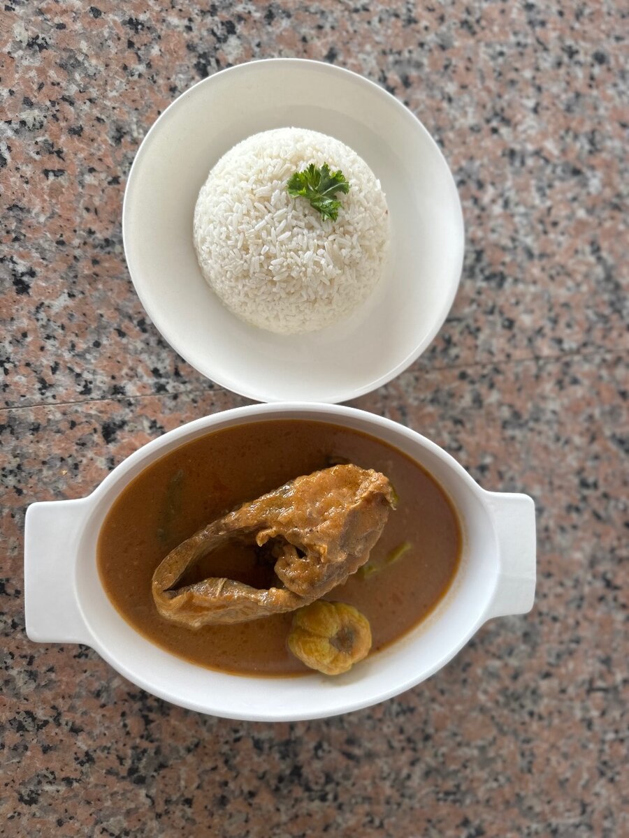 Plat de poisson en sauce avec riz