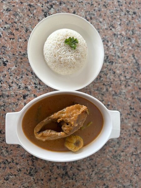 Plat de poisson en sauce avec riz