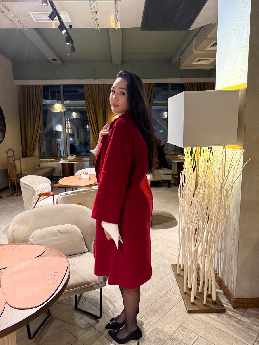 Пальто в трендовом цвете, не мнётся, цвет не стирается