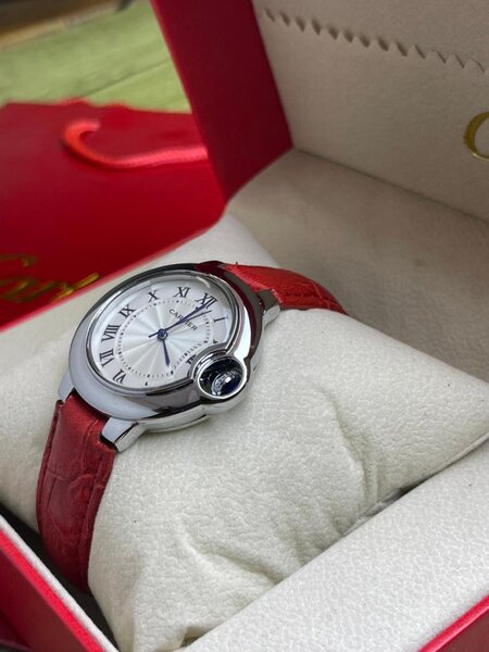 Montre élégante en cuir rouge