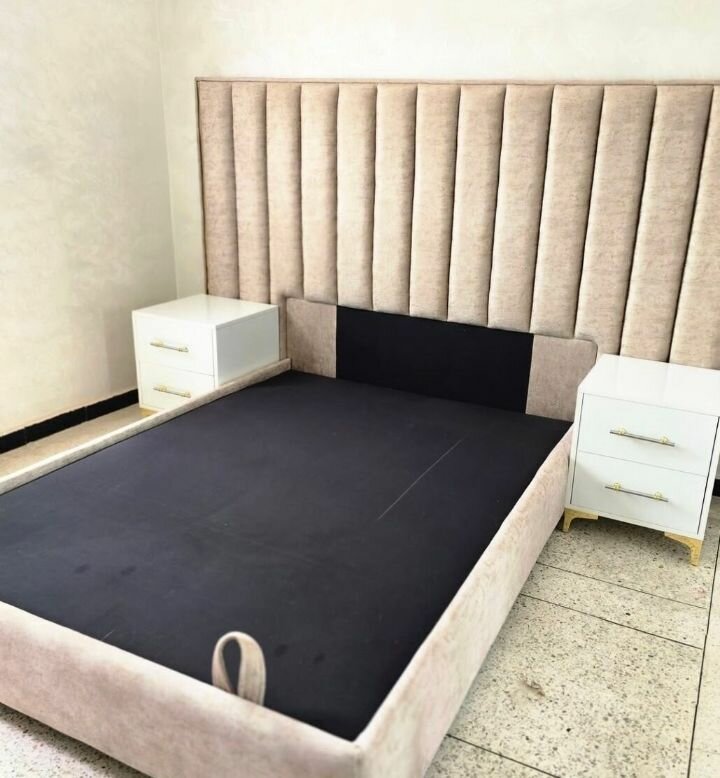 Lit Double avec Chevets Modernes