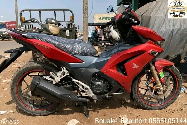 Moto Honda sportive rouge