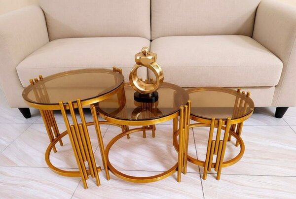 Ensemble de tables dorées