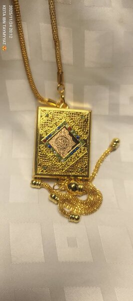 Pendentif livre religieux doré