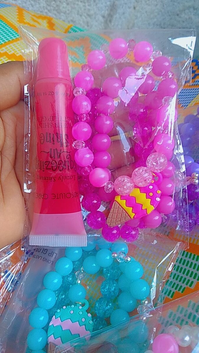 3bracelets et 1gloss