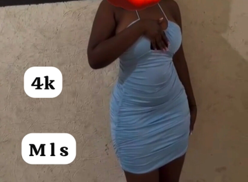 Robe moulante bleue estivale