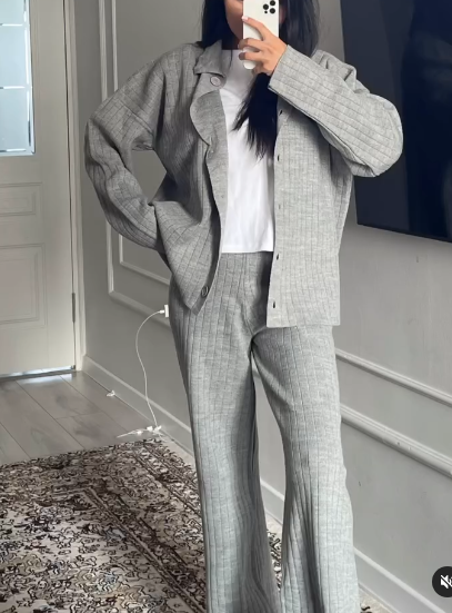 Трикотажная двойка серого цвета. 