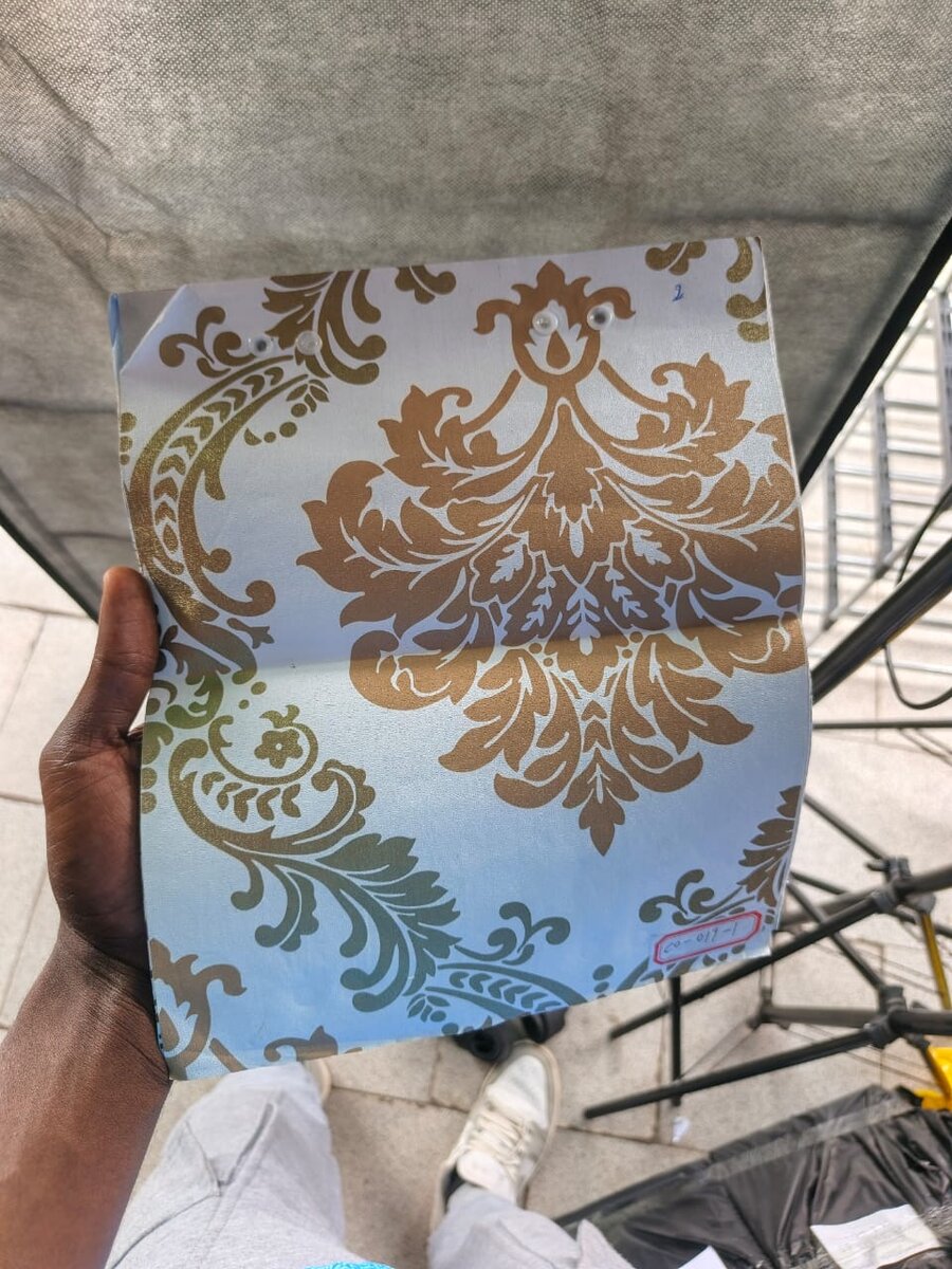 Papier peint floral doré