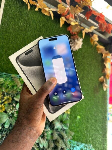 iPhone 15 pro Max second main avec carton et accessoire