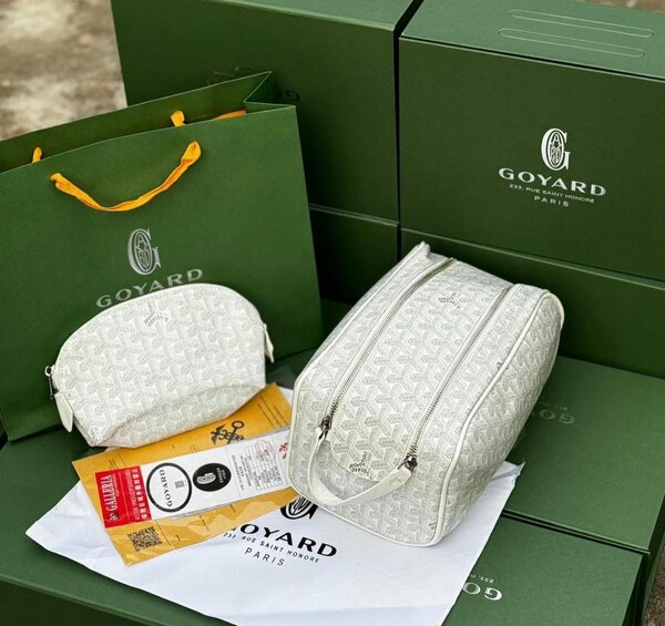 Trousse de toilette et pochette Goyard
