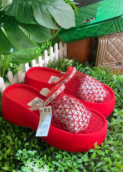 Sabots rouges élégants