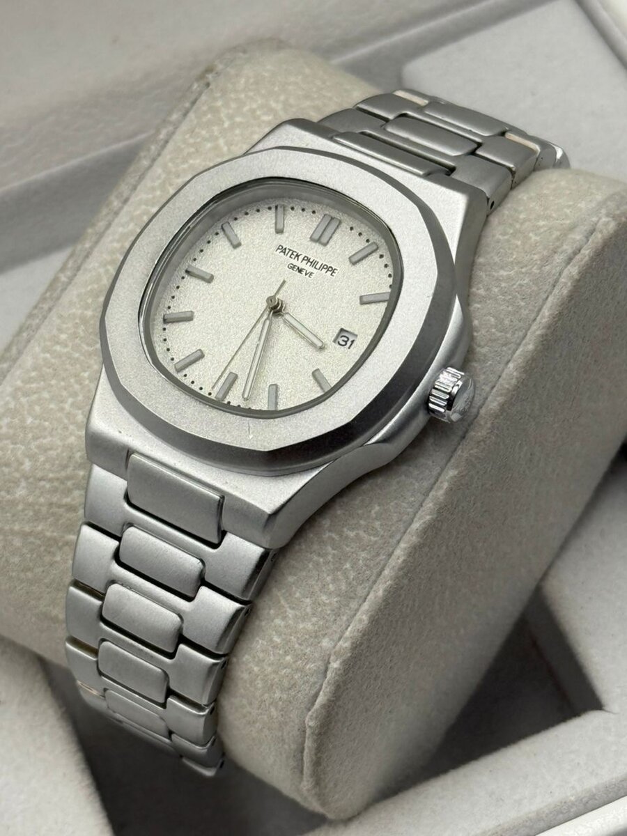 Montre élégante en acier inoxydable