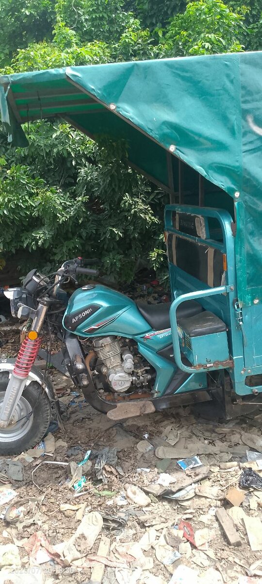 Moto triporteur pour transport