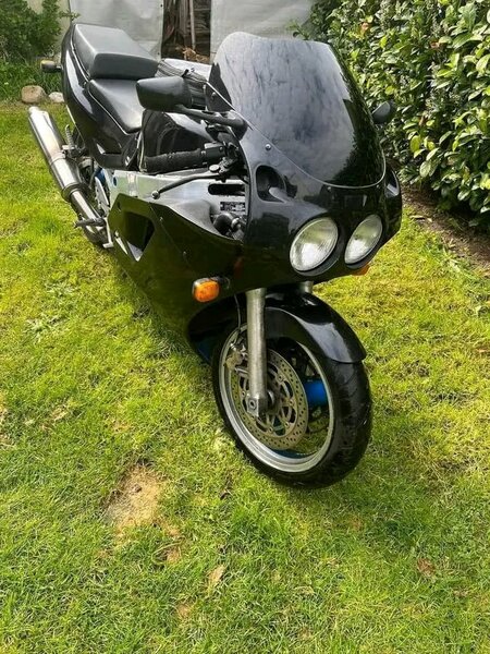 Moto sport noire élégante