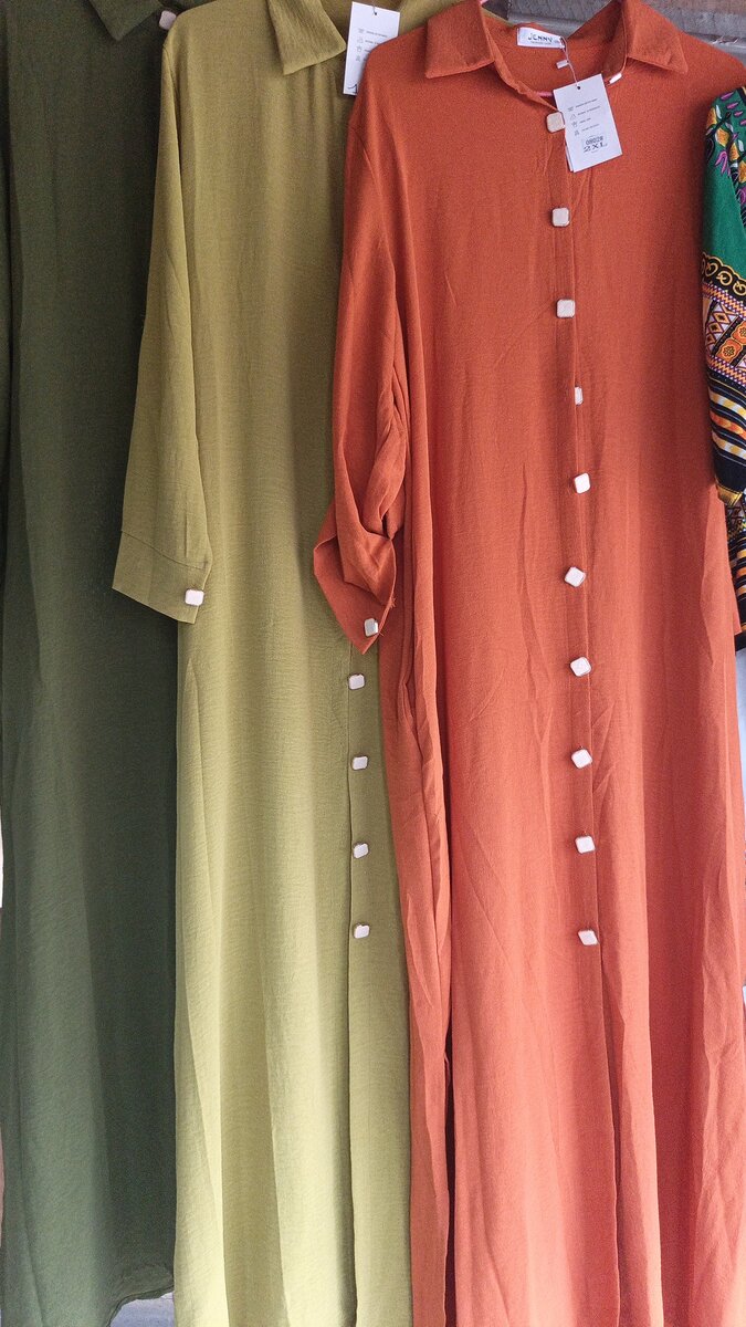 Robe maxi à boutons colorée