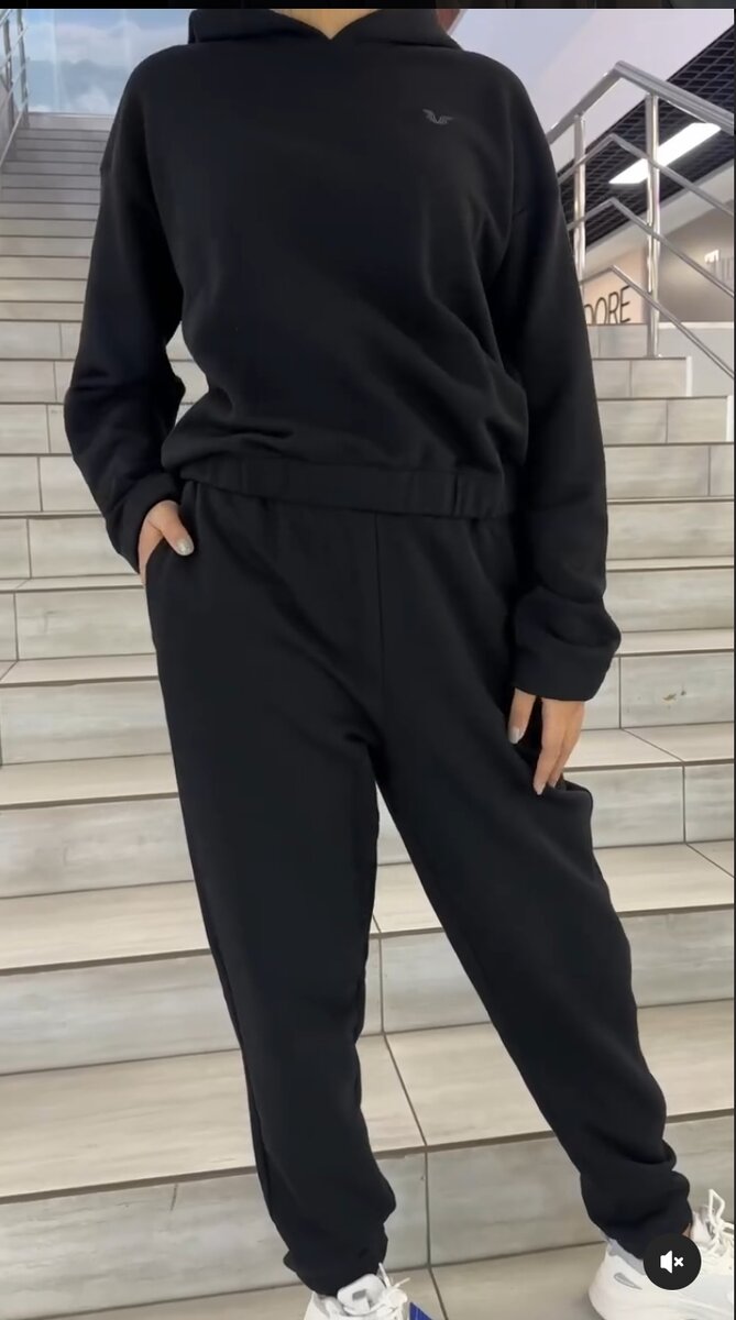 Стильный черный спортивный костюм для активных и энергичных! 