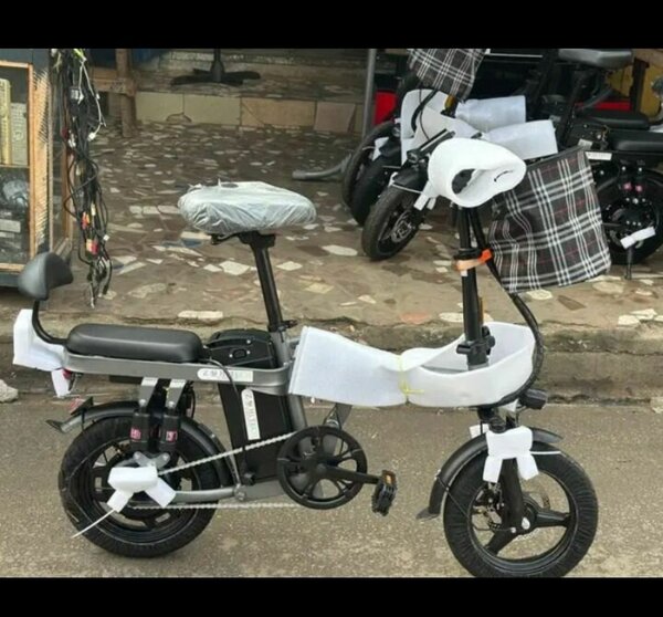 Vélo électrique pliant compact