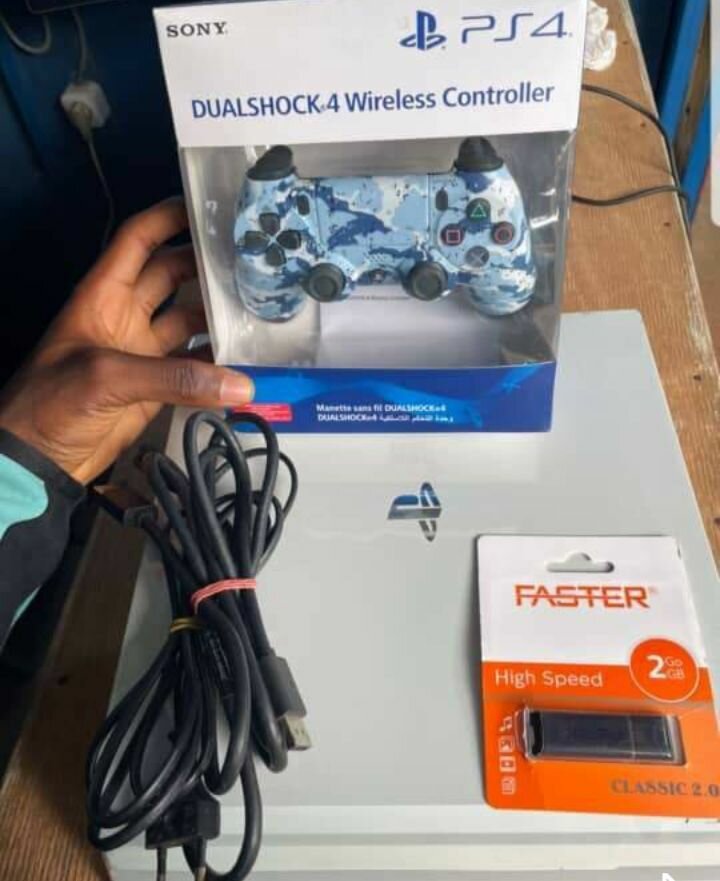 Console PS4 avec Manette