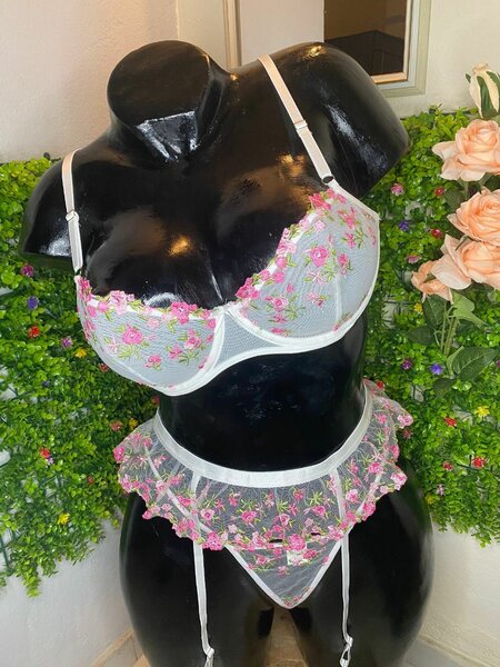 Ensemble lingerie floral élégant