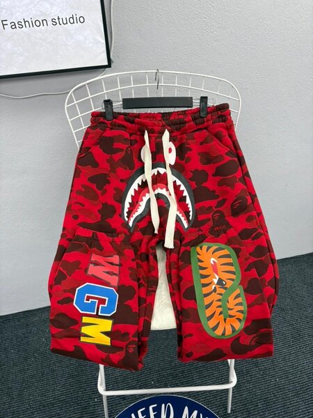 Shorts camouflage requin