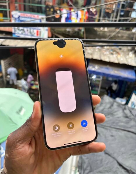 iPhone 14 Pro Or doigt