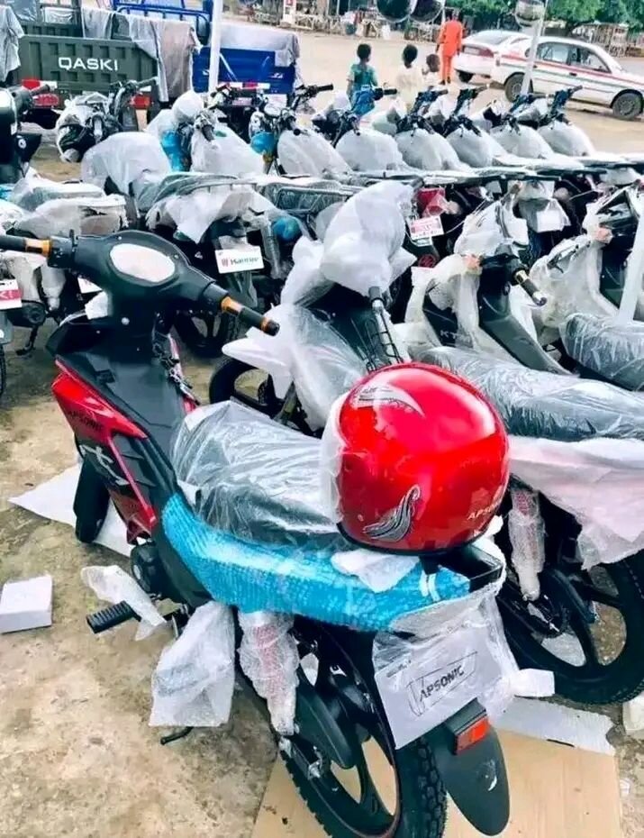 Motos neuves prêtes à rouler