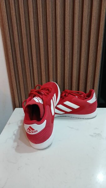 Chaussures Adidas rouges