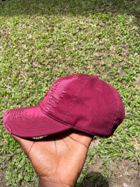 Casquette rouge déchirée stylée