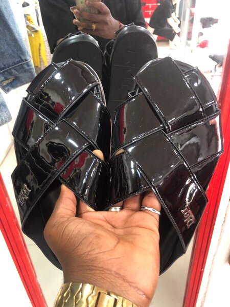 Sandales en cuir verni noir