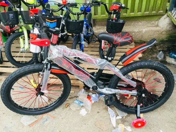Vélo enfant rouge et noir