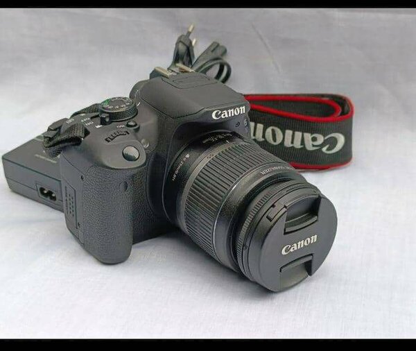 Appareil photo Canon EOS 700D