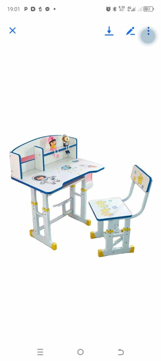 Bureau d'enfant coloré avec chaise