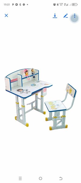 Bureau d'enfant coloré avec chaise