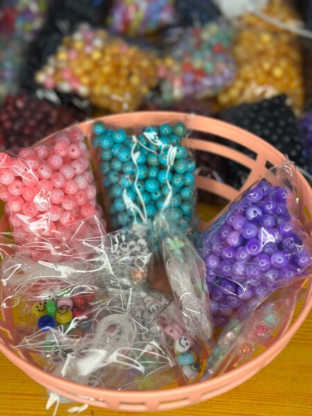Perles multicolores pour bricolage